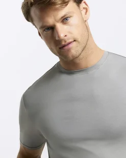River Island muscle fit t-shirt< Essentials